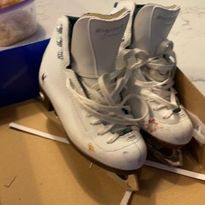 Riedell girls emerald size 1.5 figure skates